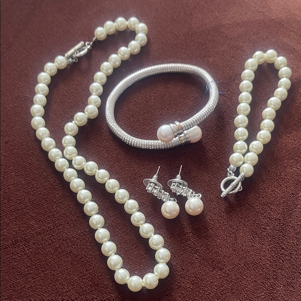 Elegant Pearl and Silver Jewelry Set